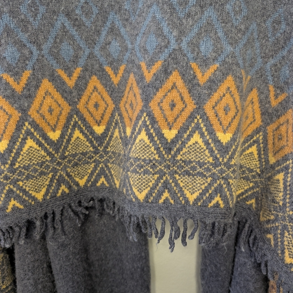 Gray Open Front Cardigan with Patterned Hem - image 6